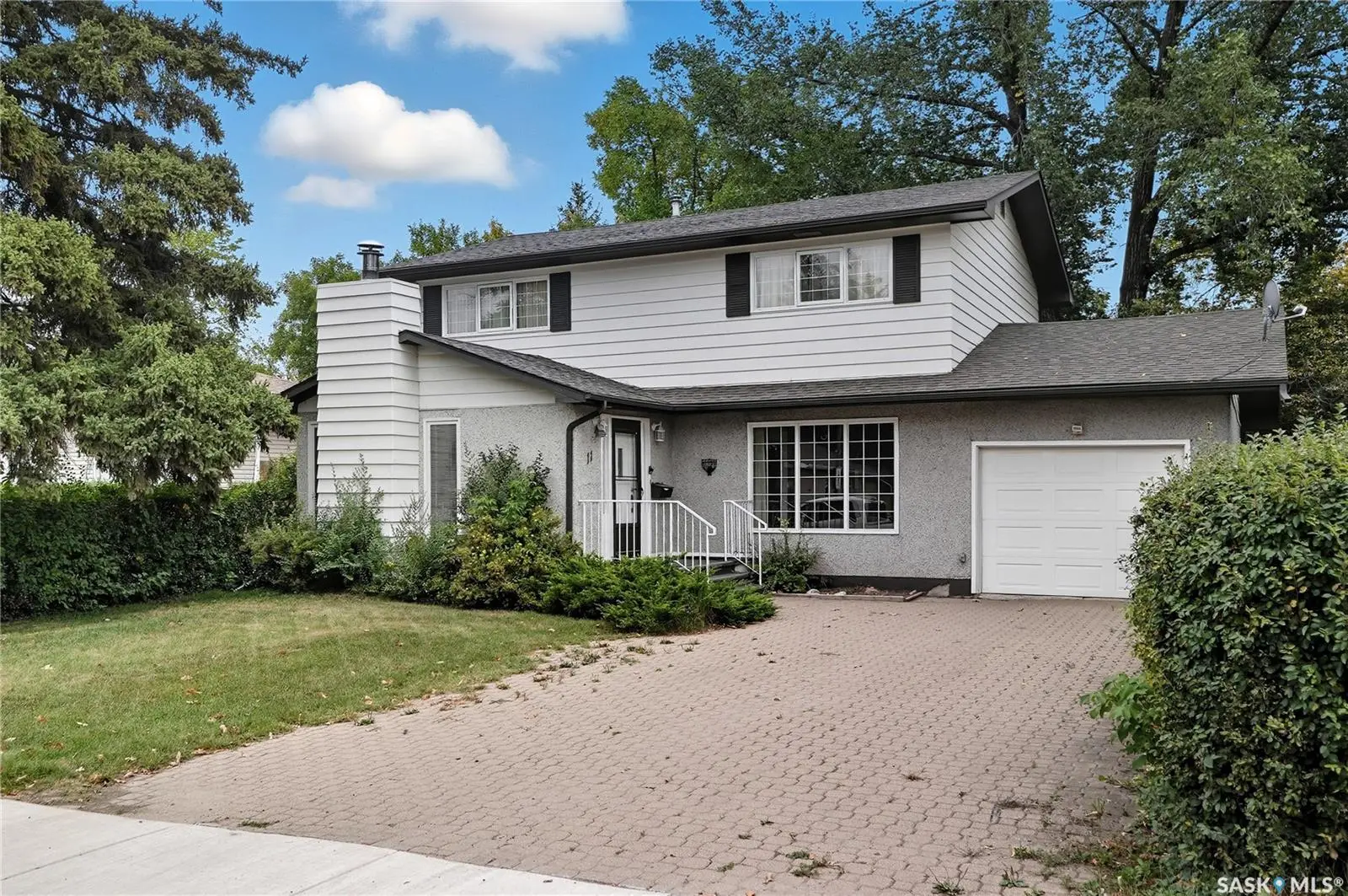 Exterior photo of 11 Moxon Crescent, Saskatoon, SK two-storey home in Greystone Heights.